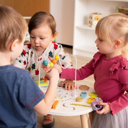 2Kids Toys Дървена занимателна маса за фина моторика