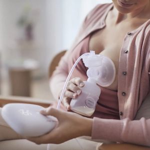 Philips AVENT Единична електрическа помпа Natural Motion Advanced с 1 бр. полипропиленово шише от 125 мл с биберон Natural Response 0м+, 5 бр. торбички за кърма и 4 бр. подплънки