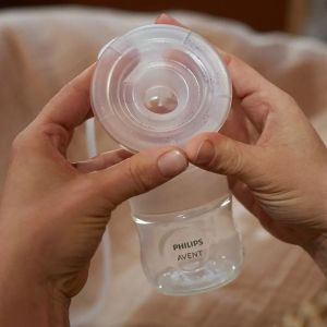 Philips AVENT Единична електрическа помпа Natural Motion Premium с 1 бр. полипропиленово шише 125 мл с биберон Natural Response 0м+, Несесер за пътуване, 5 бр. торбички за кърма и 4 бр. подплънки