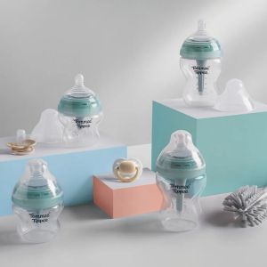 Комплект от 4 броя самостерилизиращи се бебешки шишета за хранене Tommee Tippee Advanced Anti-Colic, 2 бр. биберони, 2 бр. залъгалки и четка за почистване на шишета