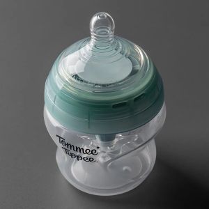 Комплект от 4 броя самостерилизиращи се бебешки шишета за хранене Tommee Tippee Advanced Anti-Colic, 2 бр. биберони, 2 бр. залъгалки и четка за почистване на шишета