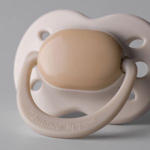 Комплект от 4 броя самостерилизиращи се бебешки шишета за хранене Tommee Tippee Advanced Anti-Colic, 2 бр. биберони, 2 бр. залъгалки и четка за почистване на шишета