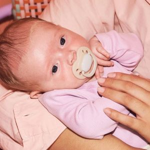 Комплект от 4 броя самостерилизиращи се бебешки шишета за хранене Tommee Tippee Advanced Anti-Colic, 2 бр. биберони, 2 бр. залъгалки и четка за почистване на шишета