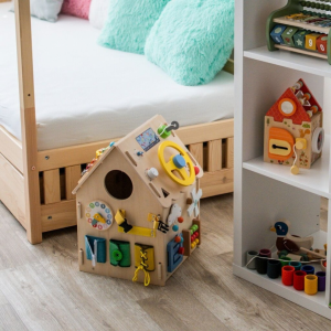 2Kids Toys Дървена занимателна дъска/ бизи борд  Монтесори House, натурален