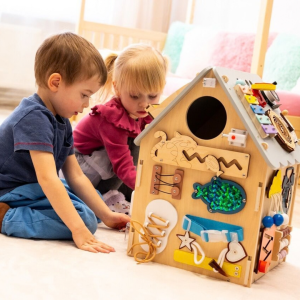 2Kids Toys Дървена занимателна дъска/ бизи борд Монтесори House, сива