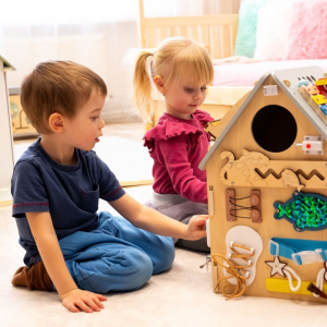 2Kids Toys Дървена занимателна дъска/ бизи борд Монтесори House, сива