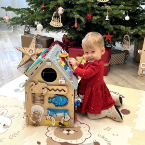 2Kids Toys Дървена занимателна дъска/ бизи борд Монтесори House, сива