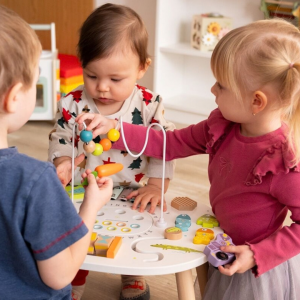 2Kids Toys Дървена занимателна маса за фина моторика